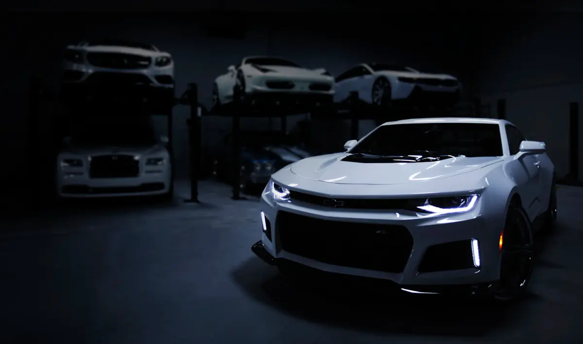Серебристый автомобиль — демо детейлинга
